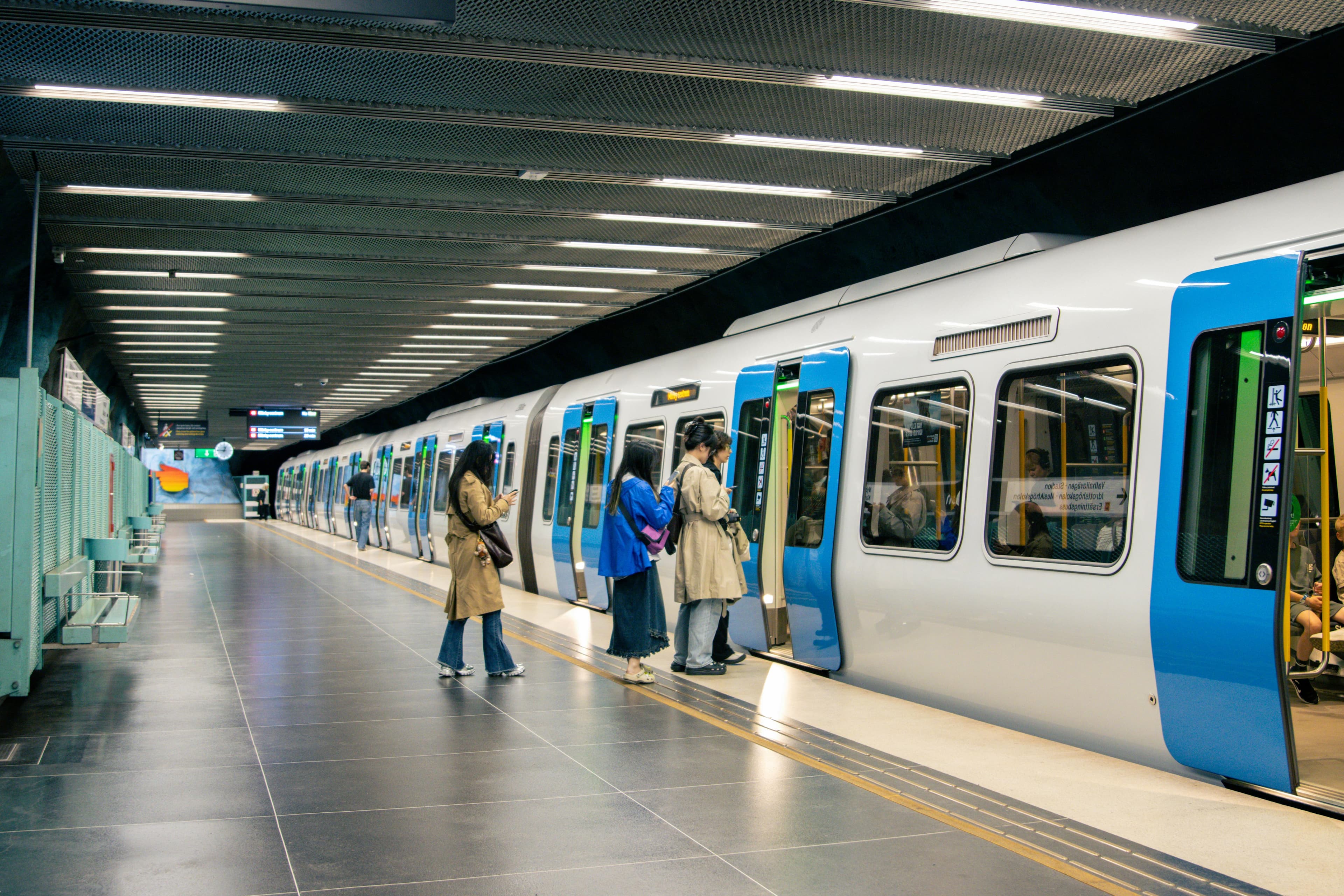 Pendeltåg på station i Stockholm